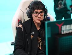 九游娱乐-包含Karsa回归赛场，绝杀首场状态亮眼，公牛观众沸腾！的词条