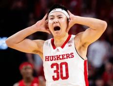 九游-库里在日本队比赛中败北，战术调整引发热议！的简单介绍