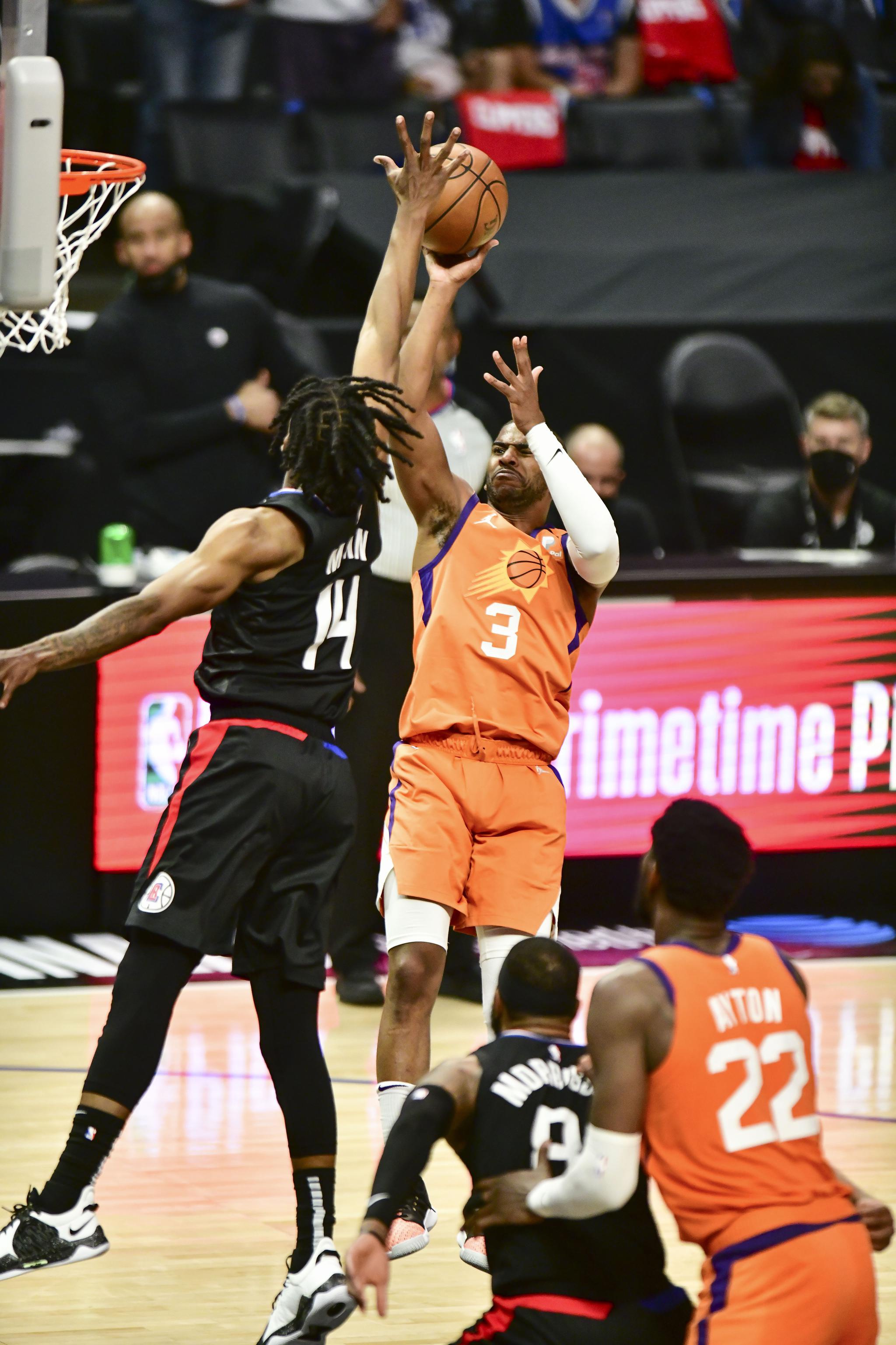 九游体育-包含德罗巴在快船比赛中关键助攻，回归赛场引发热议！的词条