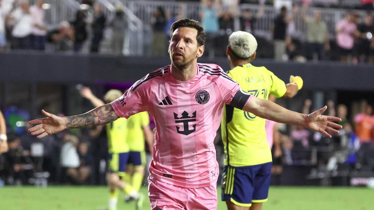 九游娱乐-梅西回归赛场，突破纪录首场状态亮眼，中国队观众沸腾！的简单介绍